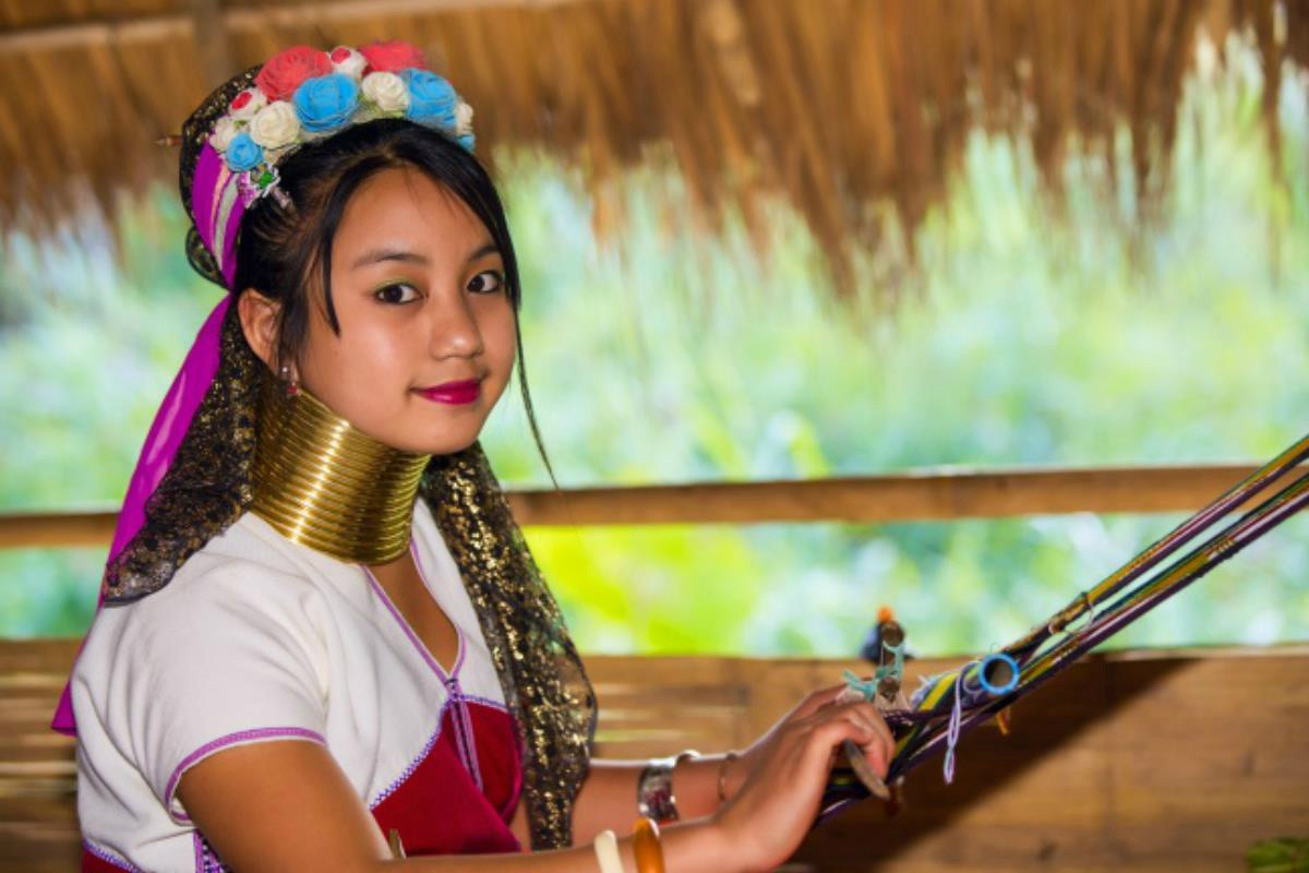 Từ 5 tuổi, các cô bé người dân tộc Kayan (sống ở làng Pan Pet, bang Kayah, miền đông Myanmar) bắt đầu quá trình căng cổ để làm đẹp bằng vòng đồng. Việc tháo bỏ những chiếc vòng nặng nề này khỏi cổ bị coi là điều cấm kỵ. Vùng có người Kayan sinh sống thường được gọi là "vương quốc của những phụ nữ hươu cao cổ". Theo truyền thuyết, người dân tin rằng những chiếc vòng đồng sẽ bảo vệ họ khỏi sự tấn công của loài hổ.