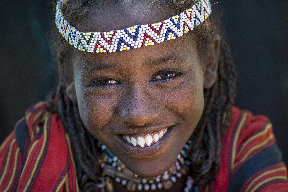 Vẻ đẹp của phụ nữ bộ lạc Afar được thể hiện qua 3 điều: Răng được mài nhọn, bện tóc theo cách riêng biệt và xỏ khuyên mũi.