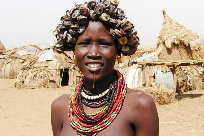 Người bản địa sống ở thung lũng Omo thuộc Ethiopia có nét văn hoá rất độc đáo là dùng rác thải, phế liệu như nắp chai để làm đồ trang sức.
