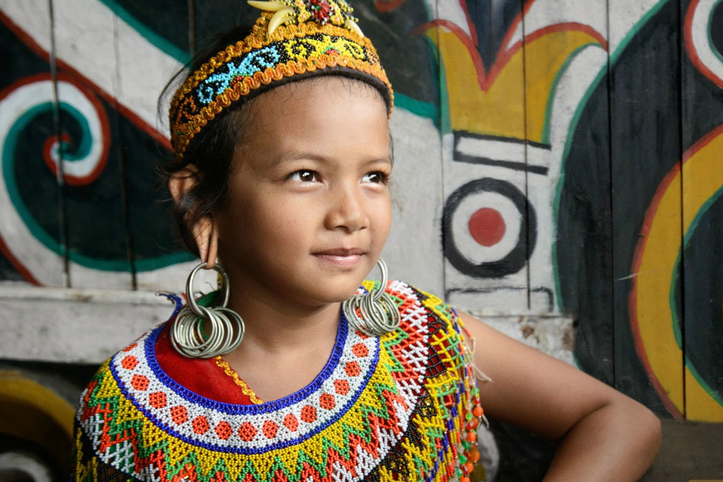 Truyền thống mang nhiều bông tai bằng đồng để kéo dài tai của phụ nữ thuộc bộ lạc Dayak từ khi còn trẻ được coi là tiêu chuẩn sắc đẹp. Tuy nhiên, không còn nhiều cô gái Dayak ngày nay làm theo tập tục này.