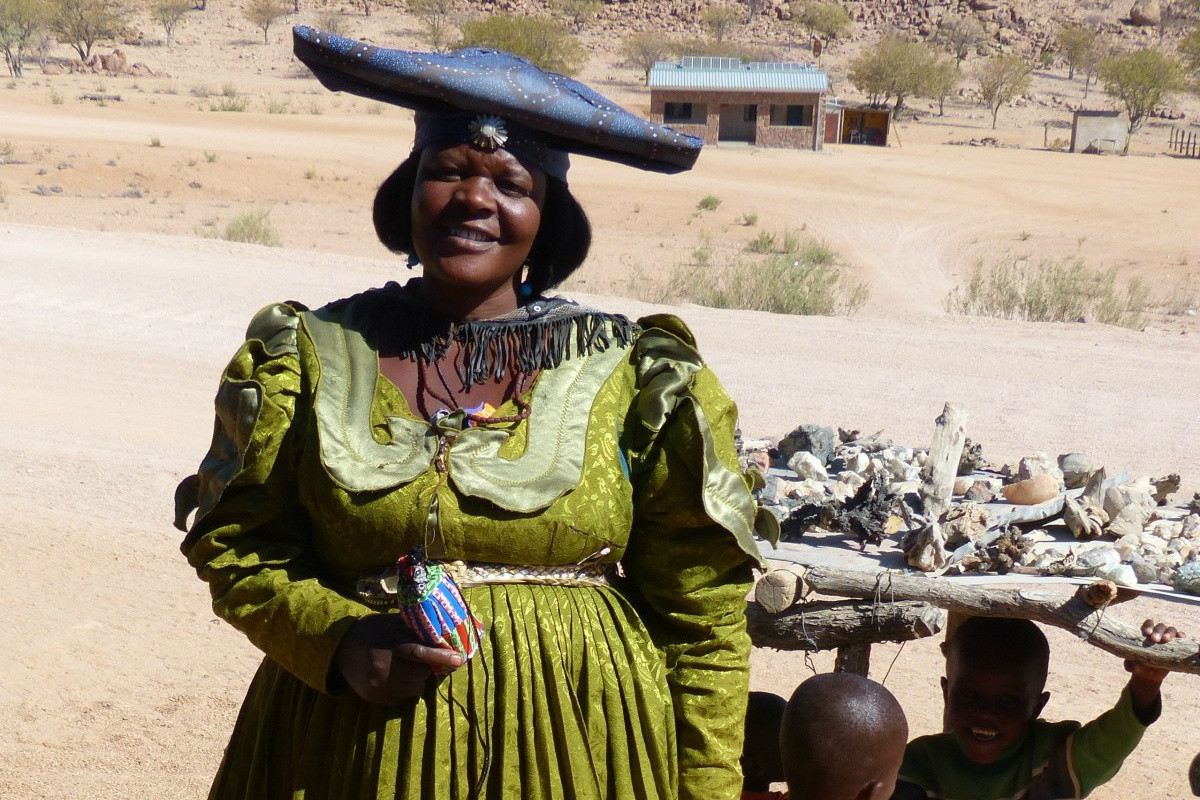 Để chắc chắn con gái sở hữu thân hình "chuẩn" và sẵn sàng đi lấy chồng, các bậc phụ huynh ở Mauritania (quốc gia Hồi giáo nằm ở Tây Phi) gửi họ tới "trại vỗ béo". Tại đây, các thiếu nữ phải nạp vào cơ thể lượng thức ăn chứa khoảng 16.000 calo/ngày, gấp 4 lần so với nam giới. Cũng vì nét truyền thống này, phụ nữ Mauritania thường bị đau dạ dày.