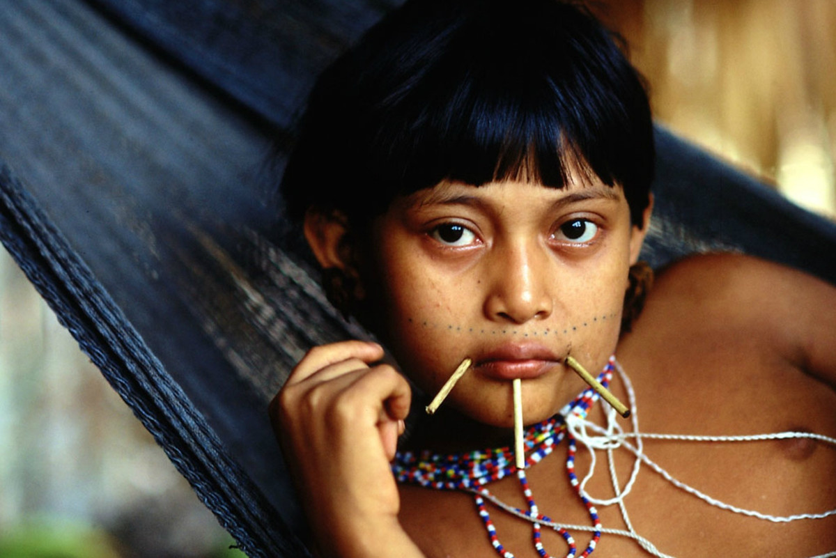 Bộ lạc Yanomami sống ở khu vực rừng nhiệt đới Nam Mỹ thuộc lãnh thổ Brazil không có sự liên hệ với thế giới văn minh. Họ phải đối mặt với rất nhiều nguy hiểm như sự tấn công từ bên ngoài, dịch bệnh. Phụ nữ Yanomami thường bị bắt cóc và đánh đập. Họ có tập tục làm đẹp khá đáng sợ là đâm 3 cây gậy vào vùng da quanh miệng. Các chuyên gia nghiên cứu tin rằng đó có thể nhằm đánh dấu sự trưởng thành.