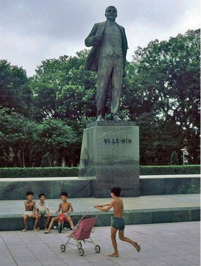 Công viên Lê Nin trước đây được gọi là vườn hoa Chi Lăng. Trong dân gian, người Hà Nội vẫn thường gọi đây là vườn hoa Canh Nông, do người Pháp xây dựng vào thời Pháp thuộc và đặt tên vậy vì ở đó từng có một bức tượng hình người nông dân kéo cày.