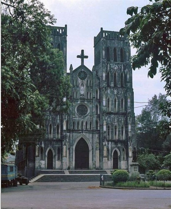 Nhà Thờ Lớn được thiết kế theo phong cách kiến trúc Gothic trung cổ châu Âu, rất thịnh hành trong thế kỷ 12 và thời Phục Hưng ở châu Âu, làm theo mẫu của Nhà thờ Đức Bà Paris với những mái vòm uốn cong, rộng, hướng lên bầu trời.