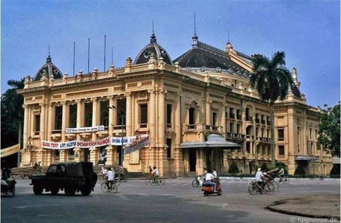 Nhà hát Lớn Hà Nội nằm trên quảng trường Cách mạng tháng Tám, nhìn thẳng ra phố Tràng Tiền, vị trí xưa nay vẫn là khu vực sầm uất bậc nhất của thành phố.