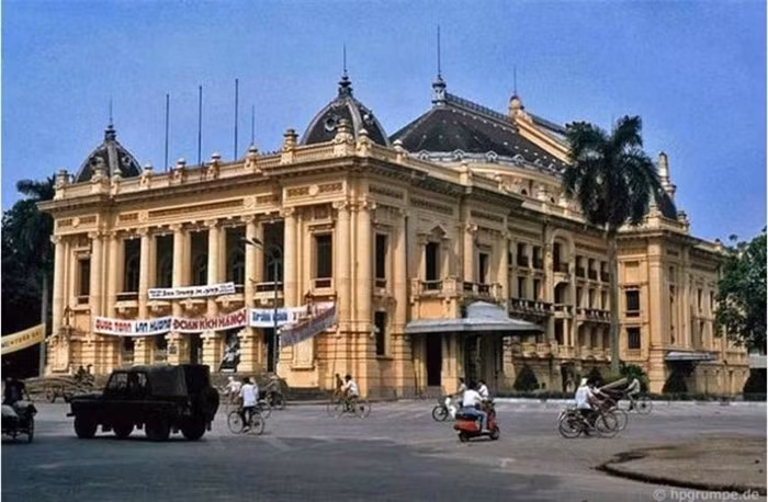 Nhà hát Lớn Hà Nội nằm trên quảng trường Cách mạng tháng Tám, nhìn thẳng ra phố Tràng Tiền, vị trí xưa nay vẫn là khu vực sầm uất bậc nhất của thành phố.