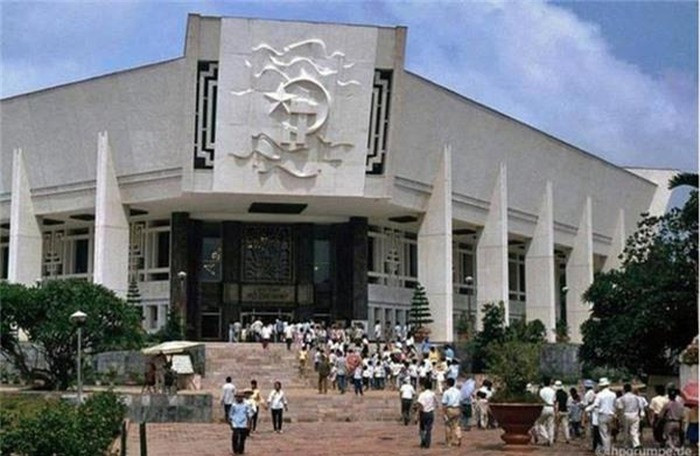 Bảo tàng Hồ Chí Minh, nằm phía sau Lăng Chủ tịch Hồ Chí Minh và cạnh công viên Bách Thảo.