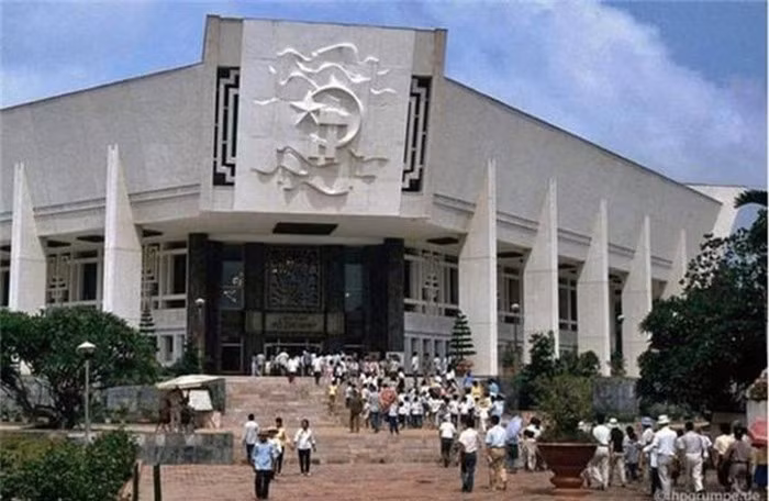 Bảo tàng Hồ Chí Minh, nằm phía sau Lăng Chủ tịch Hồ Chí Minh và cạnh công viên Bách Thảo.