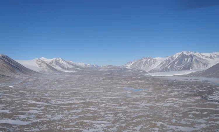 Khi phát hiện trong thung lũng McMurdo không hề có sự tồn tại của cây cối, các loài động vật gặm nhấm và động vật thân mềm như những nơi khác ở Nam Cực, thuyền trưởng Scott đã gọi đây là "Thung lũng chết".