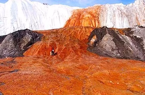 Theo các nhà khoa học, Thác Máu là dòng chảy của nước mặn nhiễm sắt, khiến nó luôn có màu đỏ. Vì thế, nó được gọi là Thác Máu.