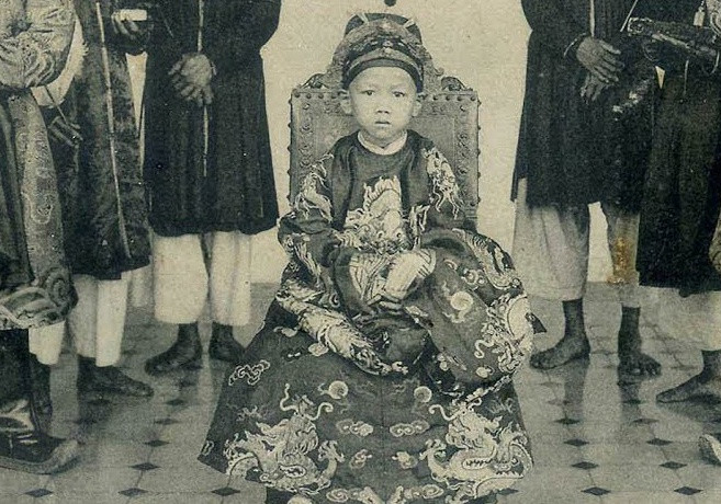 Theo sách "Chín đời chúa mười ba đời vua triều Nguyễn", trong thời gian bị lưu đày tại đảo Réunion ở Ấn Độ Dương, vua Duy Tân học về vô tuyến điện. Qua quá trình mày mò, học hỏi, ông có thể sử dụng, sửa chữa thành thạo những chiếc vô tuyến thời bấy giờ.