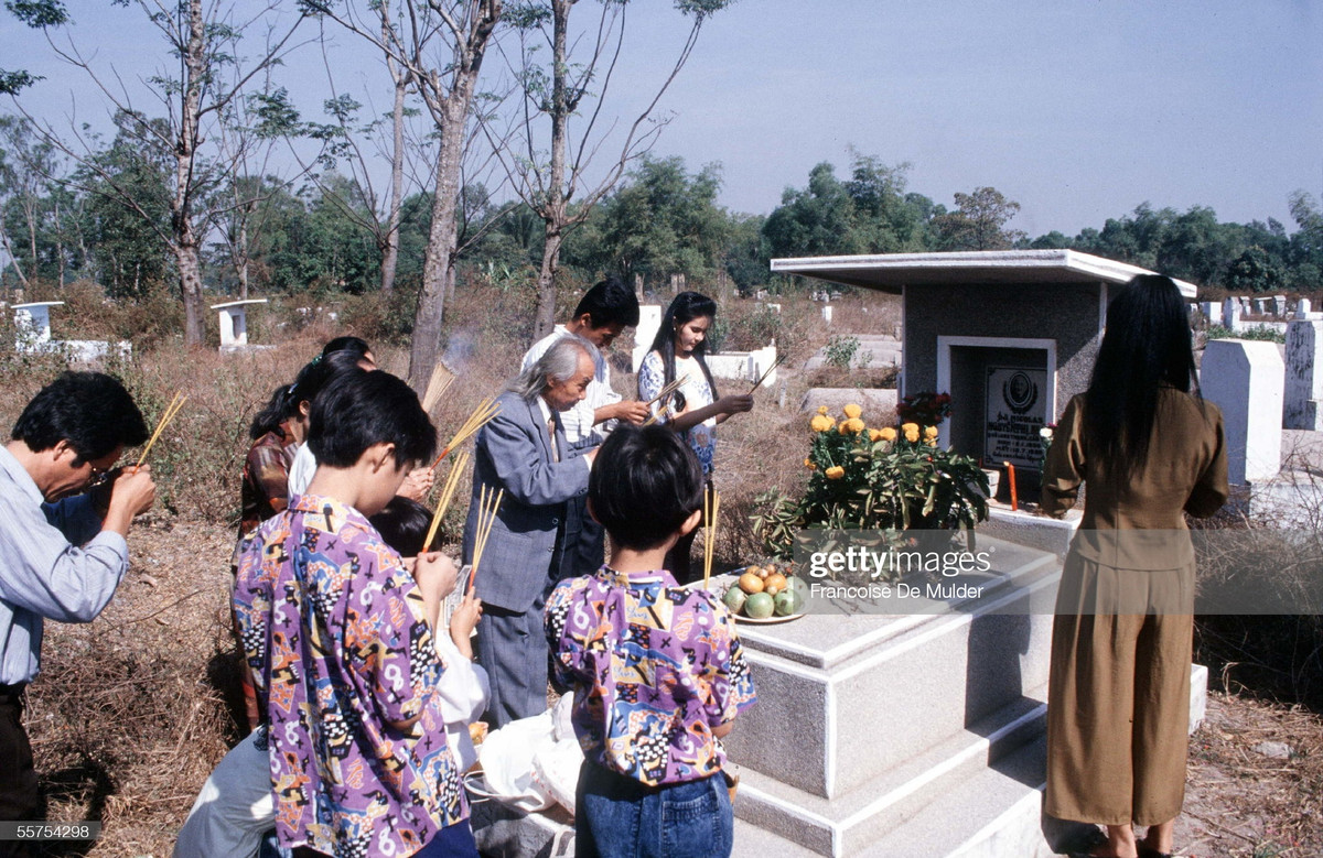 Thăm viếng mộ tổ tiên là phong tục lâu đời của người Việt. Tác giả Francoise De Mulder cho biết bức ảnh chụp gia đình một phụ nữ tên "Ziep" vào năm 1994. Ảnh: Francoise De Mulder.