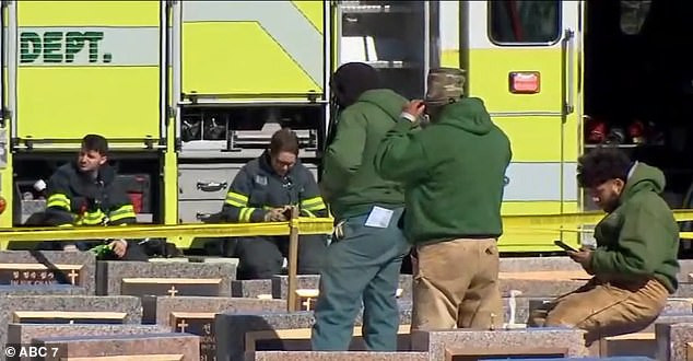 Mỹ: Nhân viên nghĩa trang bị “chôn sống” khi đang hăng say đào huyệt - Hình 2 My: Nhan vien nghia trang bi “chon song” khi dang hang say dao huyet-Hinh-2