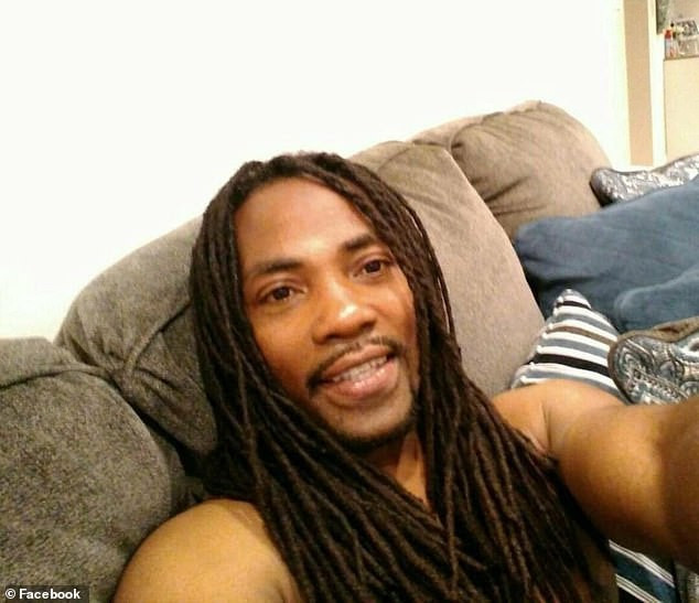 Mỹ: Nhân viên nghĩa trang bị “chôn sống” khi đang hăng say đào huyệt - Hình 3 My: Nhan vien nghia trang bi “chon song” khi dang hang say dao huyet-Hinh-3