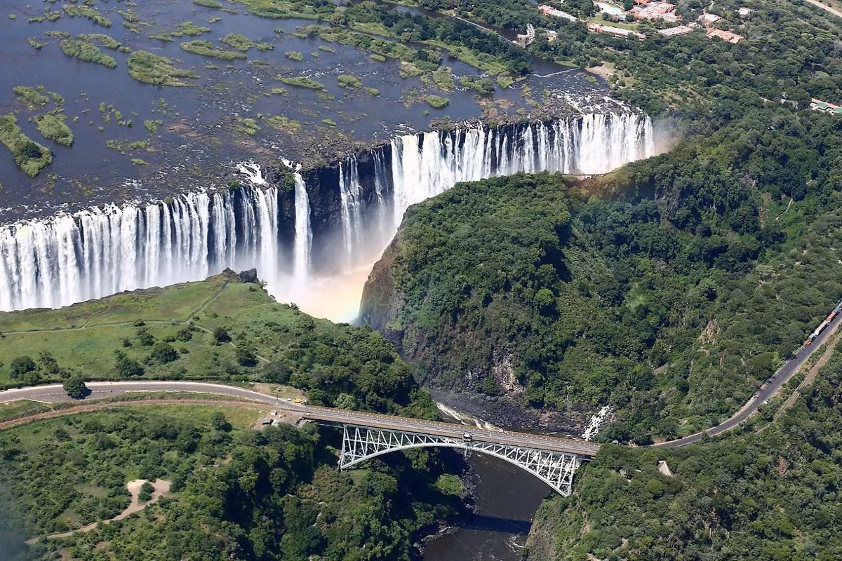  Zambia - Zimbabwe - Botswana - Namibia: Một trong những biên giới thú vị nhất là sông Zambezi, nơi tạo ra biên giới tự nhiên giữa Zambia và Zimbabwe. Để di chuyển giữa 2 quốc gia, bạn phải đi qua cầu thác Victoria. Vì thác có thể được xem từ cả Zambia và Zimbabwe nên khách du lịch thường ở trong tình trạng phân vân nên chọn đến thác từ quốc gia nào. Sông Zambezi còn đặc biệt hơn cả khi là nơi giao nhau giữa 4 quốc gia Botswana, Namibia, Zambia và Zimbabwe. Đây là tứ giác biên giới duy nhất trên thế giới. Ảnh: Travel Gallery.
