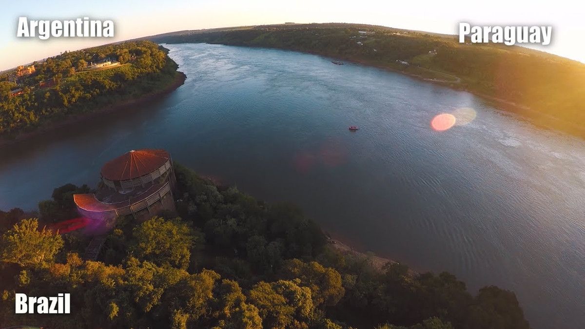  Argentina - Brazil - Paraguay: Biên giới của các quốc gia này được hình thành bởi sự hội tụ tự nhiên của 2 con sông Parana và Iguazu. Nơi đây là một trong những điểm du lịch nổi tiếng cho thấy sự hội nhập kinh tế và văn hóa xã hội giữa 3 nước. Du khách có thể tham quan cây cầu quốc tế Tancredo Naves nối liền thành phố Puerto Iguazu của Argentina với Foz do Iguacu của Brazil. Ảnh: Glaucen.