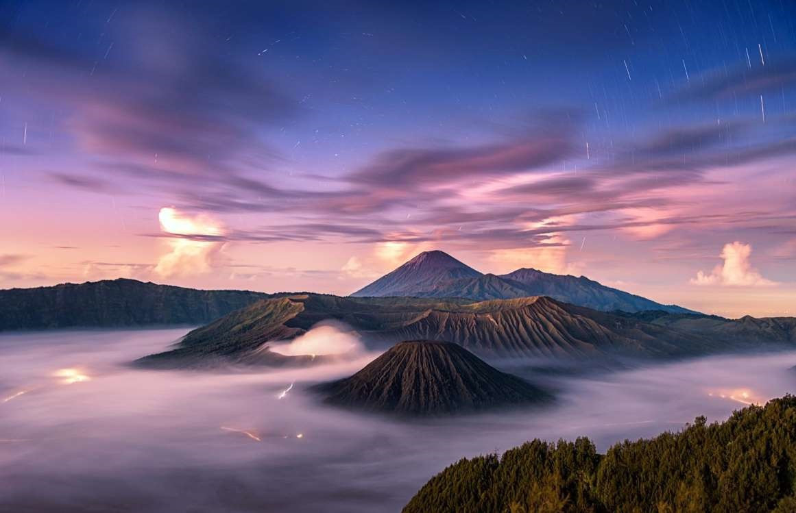  Bromo, Indonesia: Núi lửa Bromo nằm trên vành đai núi lửa ở Thái Bình Dương, nơi chịu trách nhiệm cho phần lớn các vụ phun trào và động đất. Do có chiều cao nổi bật so với các ngọn núi xung quanh, Bromo (2.329 m) trông sừng sững và vô cùng hùng vĩ. Phần lớn du khách thường đặt tour theo hướng dẫn viên địa phương để tới đây ngắm bình minh vào buổi sáng. Sau đó có thể dùng ngựa để vượt qua biển cát trên miệng núi.