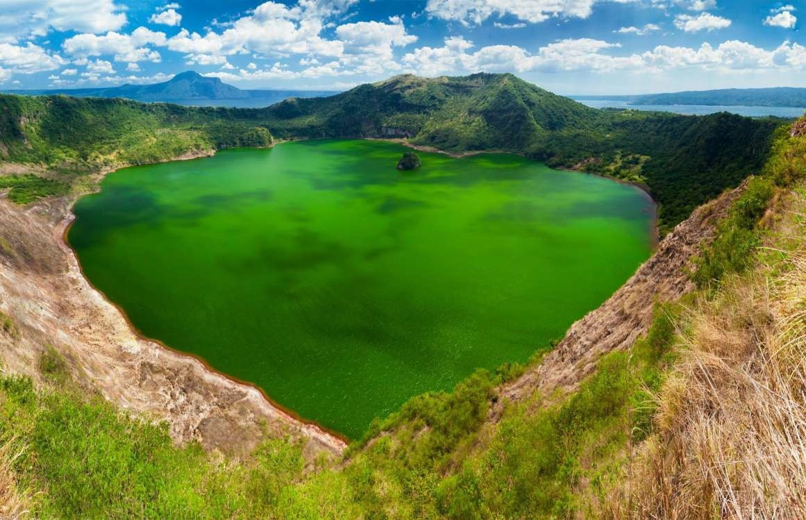  Núi lửa Taal, Philippines: Ngọn núi lửa đang hoạt động nhỏ nhất thế giới này có một hồ nước tuyệt đẹp trên đỉnh. Taal là ngọn núi hoạt động mạnh thứ 2 tại Philippines và lần phun trào gần nhất diễn ra năm ngoái (1/2020) đã khiễn các trường học, cơ quan, chuyến bay gần đó buộc phải hủy bỏ. Kể từ đó, việc tham quan ngọn núi lửa này cũng bị nghiêm cấm.