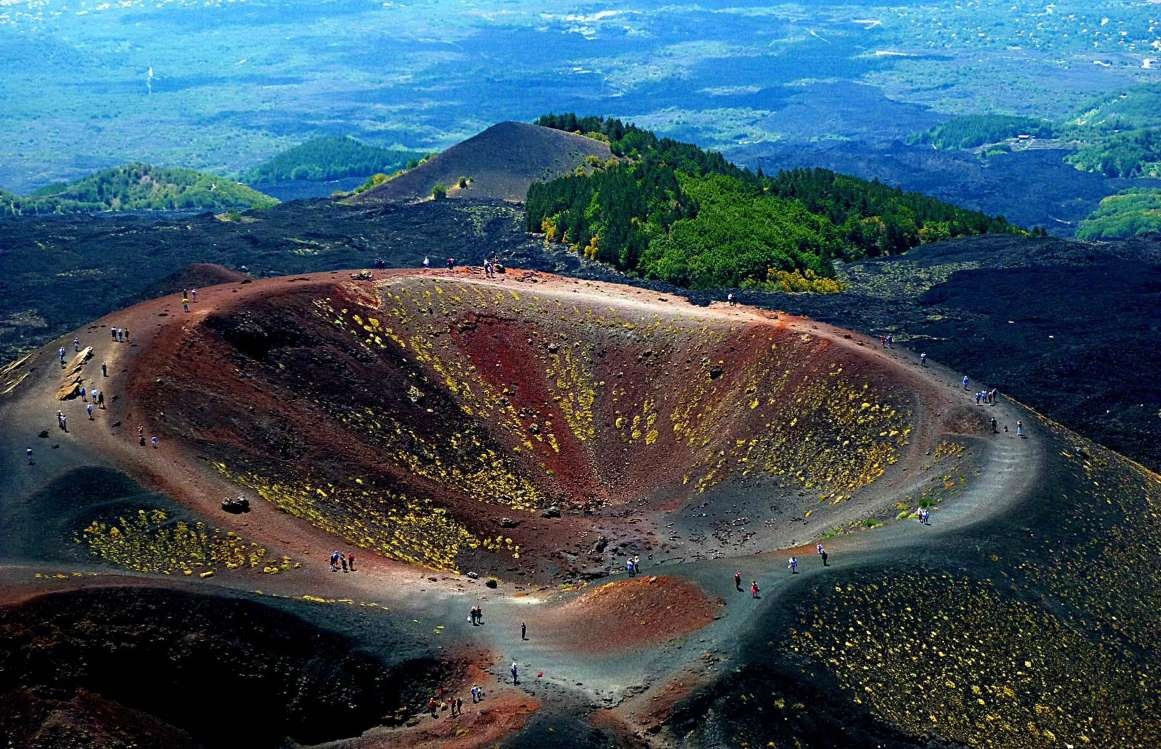  Núi lửa Etna, Italy: Là ngọn núi lửa đang hoạt động cao nhất châu Âu, Etna mang tới một thắng cảnh tráng lệ khi đến Sicily, Italy. Để tới chiêm ngưỡng nơi đây bạn có thể đi bộ đường dài hoặc sử dụng cáp treo để lên tới đỉnh núi. Hoạt động tham quan tại đây thường xuyên bị gián đoạn để giữ an toàn bởi Etna liên tục hoạt động không ngừng nghỉ.