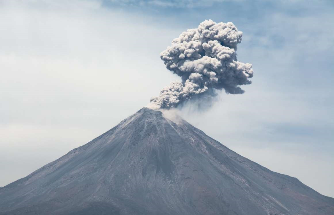  Volcán de Colima, Mexico: Mexico có hơn 3.000 núi lửa nhưng chỉ 14 ngọn núi được cho là đang hoạt động. Mạnh nhất trong đó là Volcán de Colima với vụ phun trào tháng 1/2017 khiến cư dân phải sơ toán hàng loạt. Dù tiềm ẩn rủi ro nhưng du khách vẫn được phép tới đây tham quan. Phong cảnh ngoạn mục xung quanh ngọn núi lửa cao 2.720 m này là lý do mọi người bất chấp nguy hiểm tới đây khám phá.