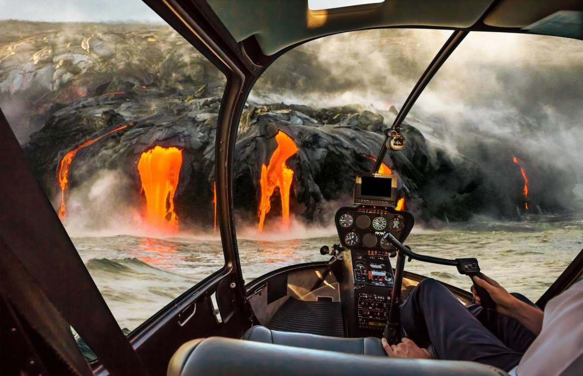  Kīlauea, Hawaii, Mỹ: Núi lửa Kīlauea nằm trên Đảo Lớn của Hawaii, nó đã liên tục phun dung nham kể từ năm 1983 tới 2018. Cái tên Kīlauea trong tiếng Hawaii nghĩa là "phun nhiều", để chỉ việc ngọn núi thường xuyên chảy dung nham vào lòng biển. Thông thường, bạn có thể tham gia chuyến tham quan bằng trực thăng để ngắm miệng núi lửa từ trên cao và đến gần những hồ dung nham sủi bọt.