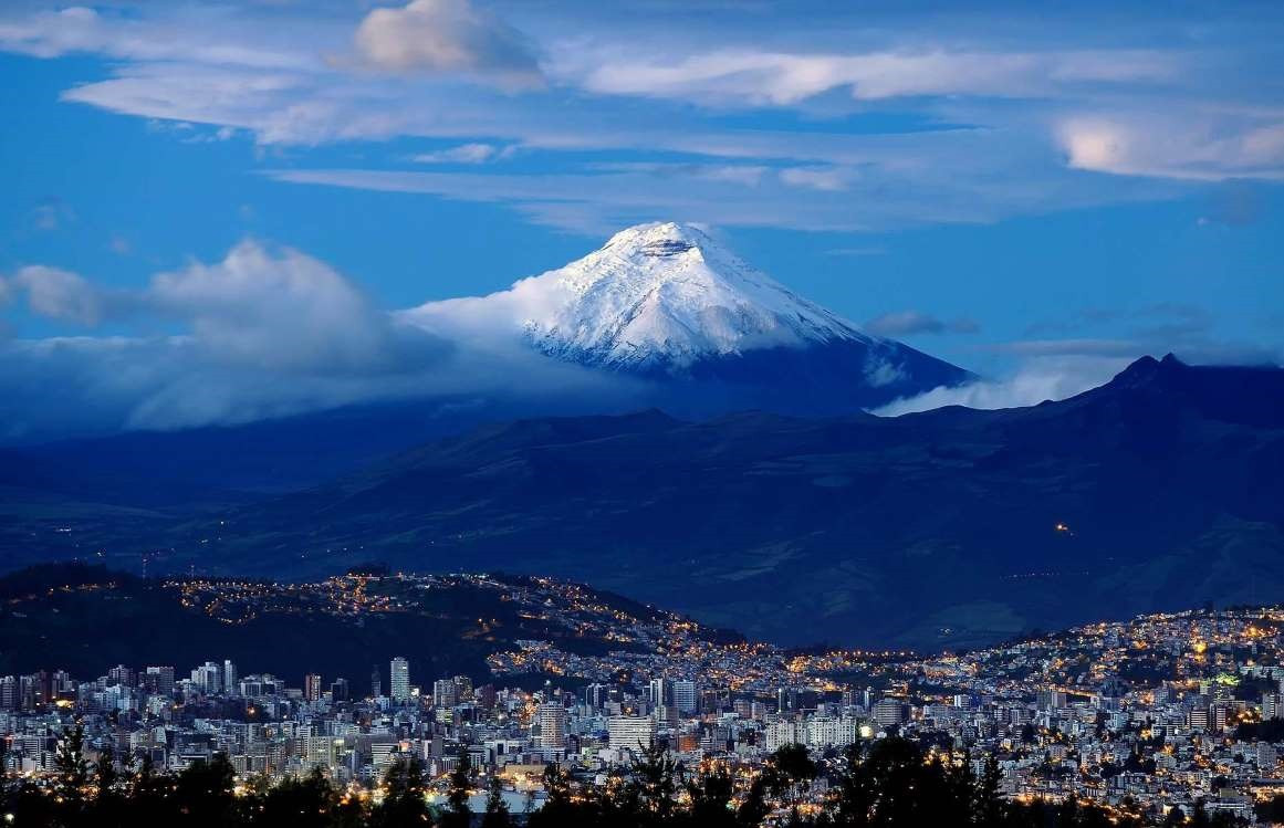  Cotopaxi, Ecuador: Cotopaxi là một trong những ngọn núi lửa cao nhất thế giới (5.897 m), vì thế bất kỳ chuyến tham quan nào cũng cần chuẩn bị kỹ càng với thiết bị leo núi phù hợp. Vụ phun trào lớn năm 2015 khiến hoạt động leo núi tại đây bị hủy bỏ, nhưng mở cửa trở lại vào năm 2017. Giờ đây do ảnh hưởng của đại dịch Covid-19 khiến nơi này không được phép đón du khách tới tham quan, bỏ phí cảnh quan ngoạn mục của thiên nhiên và các dòng sông băng đẹp kỳ ảo.