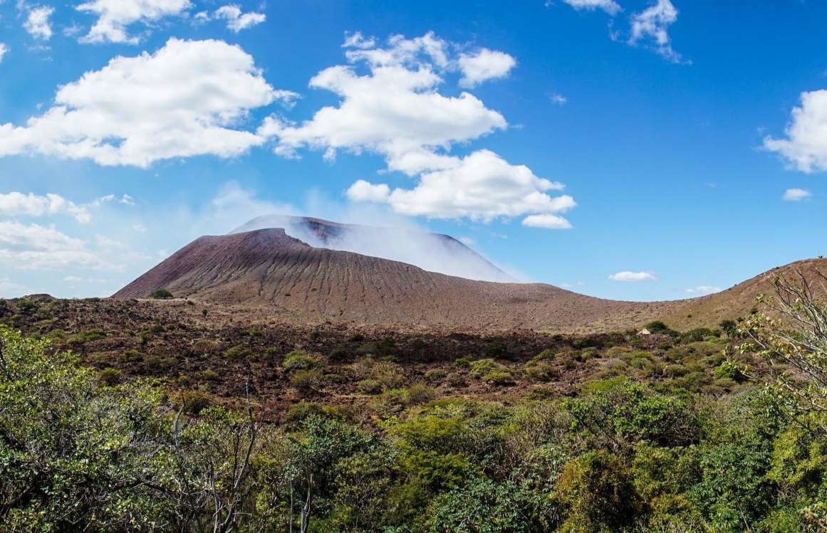  Núi lửa Telica, Nicaragua: Telica là ngọn núi lửa hình nón ở bờ biển phía tây Nicaragua, nơi bạn cần chuyến đi bộ vất vả trong 6 giờ mới có thể lên tới đỉnh. Dù phong cảnh xung quanh rất đẹp và hoang sơ, ngọn núi này tiềm ẩn mối nguy hiểm không hề nhỏ. Lần gần nhất núi lửa Telica phun trào là tháng 7/2020, khiến hàng nghìn người phải di tản.