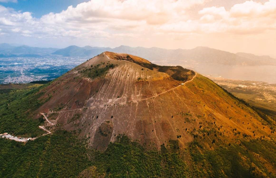  Núi lửa Vesuvius, Italy: Ngọn núi lửa Vesuvius có hình nón độc đáo nằm ở thành phố Naples, Italy. Lần phun trào gần nhất đã diễn ra năm 1944, từ đó đến nay nó luôn trong trạng thái sẵn sàng bùng nổ bất kỳ lúc nào. Trong quá khứ, Vesuvius từng hủy diệt thành phố Pompeii thịnh vượng của Đế chế La Mã vào năm 79 TCN, bằng cơn mưa tro bụi và đá núi lửa.
