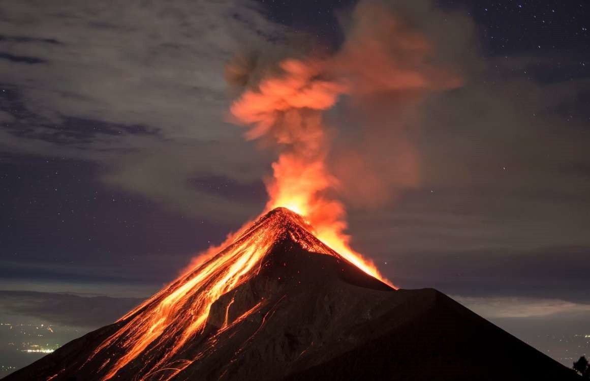  Volcán de Fuego, Guatemala: Trong nhiều núi lửa xung quanh thành phố Antigua ở Guatemala, Fuego được xem là hoạt động mạnh nhất. Lần phun trào tháng 6/2018 đã tạo ra cơn mưa tro bụi và giết chết 190 người ở các làng lân cận. Tháng 11/2018 nó tiếp tục hoạt động và khiến hàng chục nghìn người phải đi sơ tán. Dù vậy, không thể phủ nhận mỗi khi ngọn núi này phun trào đều tạo nên một quang cảnh đẹp ấn tượng và hoành tráng.
