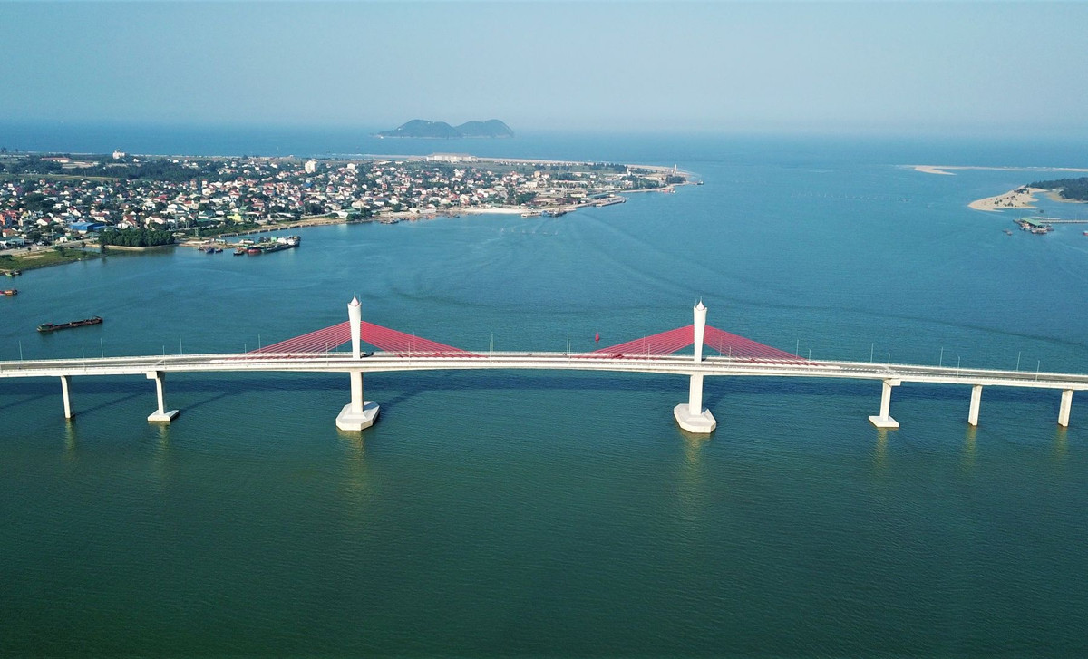 Bắc qua sông Lam, cầu Cửa Hội nối thị xã Cửa Lò, Nghệ An với huyện Nghi Xuân, Hà Tĩnh, dài hơn 5,2 km. Công trình hiện cơ bản hoàn thành, cho phép một số phương tiện lưu thông trong dịp Tết vừa qua. Ảnh: Phạm Trường.