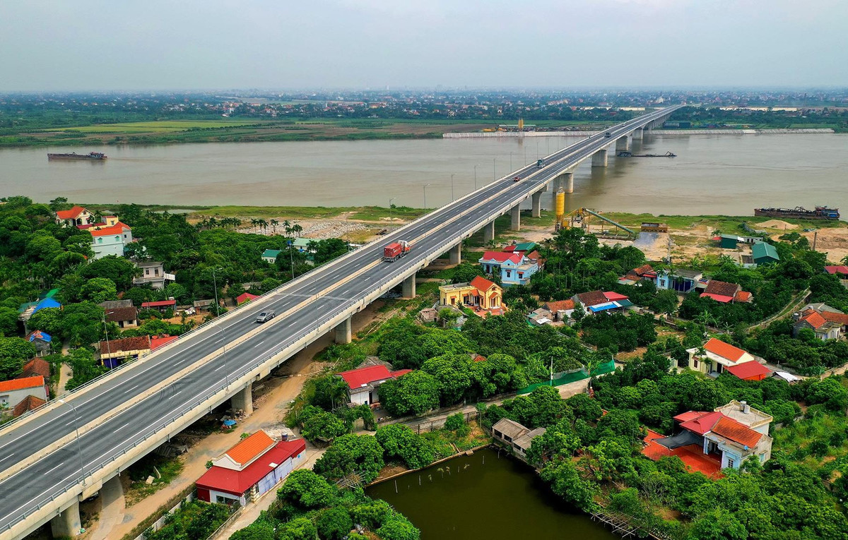 Cầu Hưng Hà bắc qua sông Hồng, nối 2 tỉnh Hưng Yên và Hà Nam, cầu dài khoảng 2,1 km. Tên cầu được ghép bởi từ đầu tiên trong tên 2 địa phương này. Ảnh: Khánh Nam.