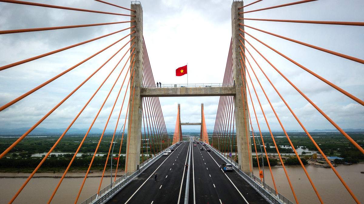 Cầu Bạch Đằng nối Hải Phòng với Quảng Ninh là một trong những cây cầu dây văng nhiều nhịp lớn nhất trên thế giới. Thiết kế 3 trụ tháp cầu có hình 3 chữ H, thể hiện sự kết nối giữa 3 trung tâm kinh tế phía Bắc là Hà Nội - Hải Phòng - Hạ Long. Ảnh: Duy Anh.