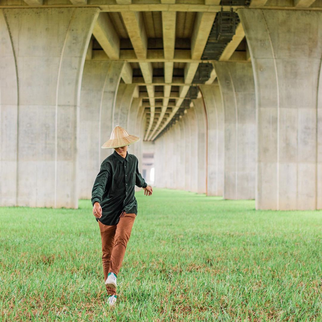 Nối liền đôi bờ sông Hậu, cầu Vàm Cống kết nối Cần Thơ với Đồng Tháp, góp phần hoàn thiện mạng lưới giao thông khu vực Đồng bằng sông Cửu Long. Không gian đẹp mắt tại gầm cầu Vàm Cống thu hút giới trẻ check-in. Ảnh: Kyuubei.nguyen.