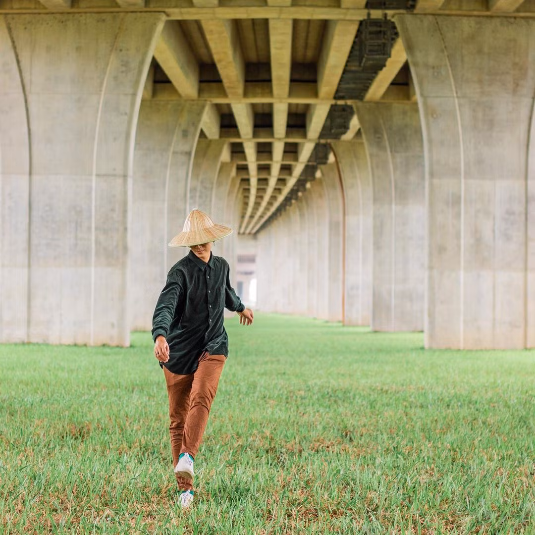 Nối liền đôi bờ sông Hậu, cầu Vàm Cống kết nối Cần Thơ với Đồng Tháp, góp phần hoàn thiện mạng lưới giao thông khu vực Đồng bằng sông Cửu Long. Không gian đẹp mắt tại gầm cầu Vàm Cống thu hút giới trẻ check-in. Ảnh: Kyuubei.nguyen.