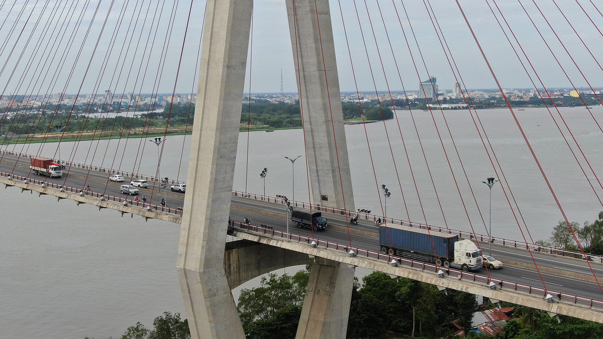 Khánh thành năm 2010, cầu Cần Thơ bắc qua sông Hậu, nối quận Cái Răng, Cần Thơ với thị xã Bình Minh, Vĩnh Long. Tại thời điểm hoàn thành, đây là cây cầu dây văng có nhịp chính dài nhất Đông Nam Á (550 m). Ảnh: Phạm Ngôn.