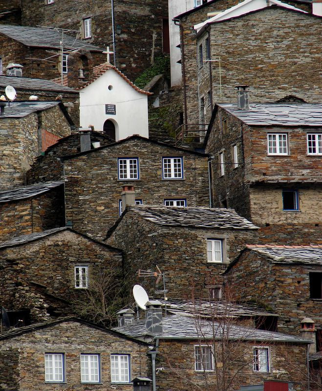 br/> Ngôi làng khoác lên màu nâu cổ điển do các căn nhà được xây dựng từ nguyên liệu có sẵn trong vùng như tường bằng đá, cửa sổ, cửa chính bằng gỗ truyền thống... Ảnh: Photorator.