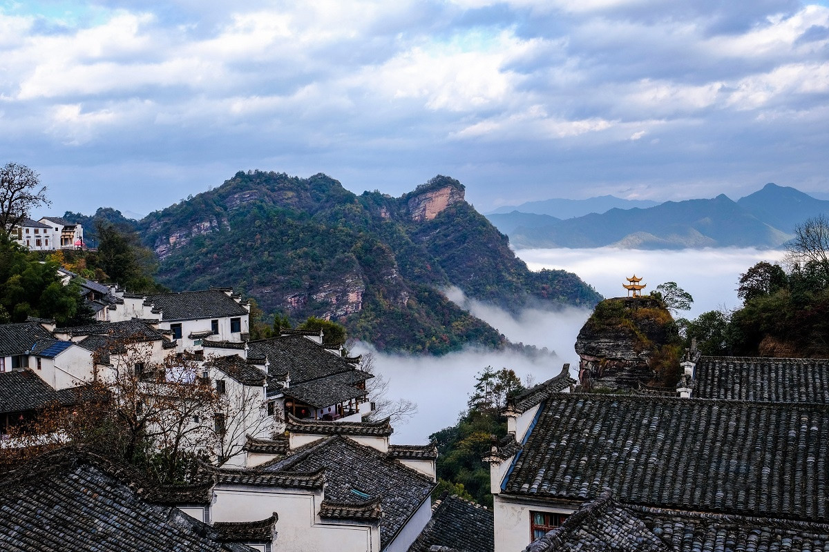  Làng Tề Vân Sơn (Trung Quốc): Làng Tề Vân Sơn được xây dựng trên vách núi cao 43 m nằm phía đông tỉnh An Huy. Trong đó, phố Nguyệt Hoa nổi tiếng nhất, được mệnh danh là phố thiên đường bởi khung cảnh thiên nhiên hoang sơ, tuyệt đẹp. Những ngôi nhà ở đây được xây dựng khá đơn giản theo phong cách người dân tộc Hồi. Ảnh: Chinaplus.