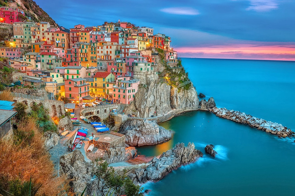 br/> Manarola (Italy): Manarola, nằm trên đỉnh một vách đá lớn nhìn xuống Địa Trung Hải, là ngôi làng nổi tiếng với nghề sản xuất rượu vang từ thời La Mã. Nơi đây mang sắc màu sặc sỡ đẹp như tranh vẽ.