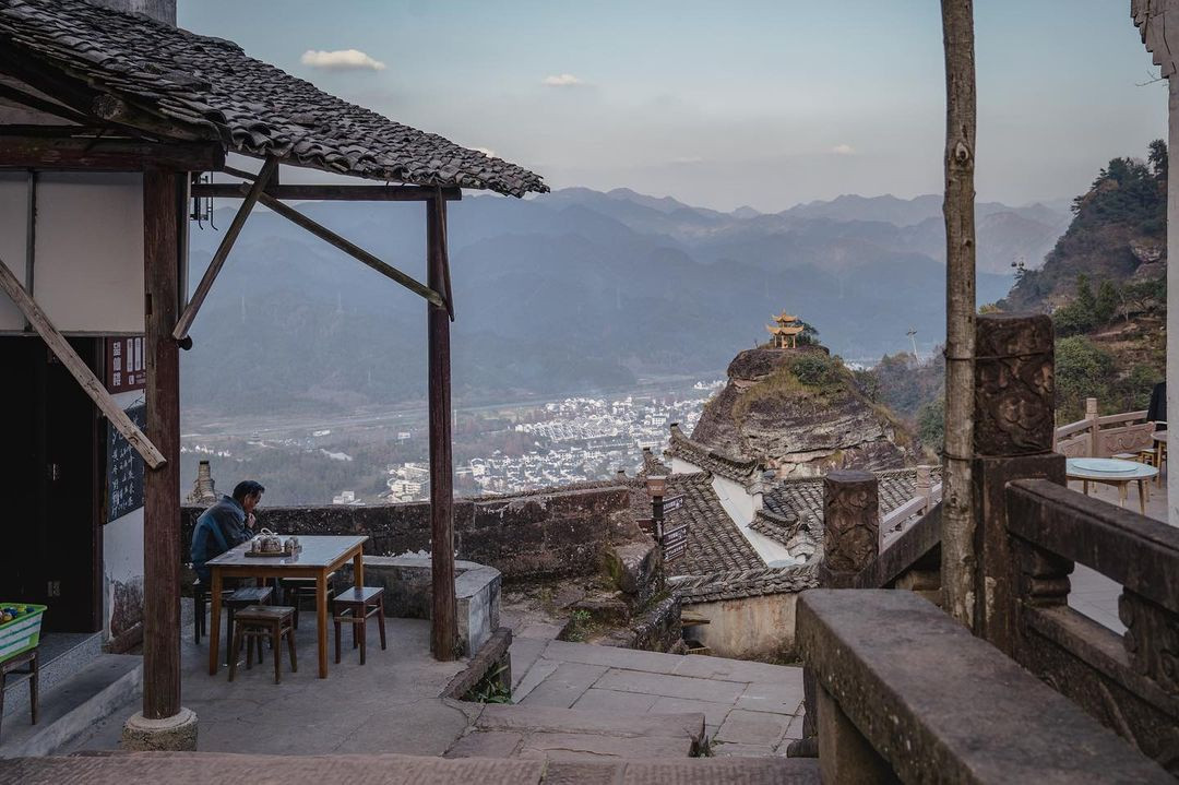 Nơi đây có khoảng 30 hộ gia đình sinh sống, hầu hết làm dịch vụ du lịch. Người dân địa phương khuyến khích du khách ở lại qua đêm, ngắm cảnh trăng lên buổi tối, đắm chìm trong lớp sương mù vào sáng sớm, tận hưởng bầu không khí bình yên ở làng. Ảnh: Carrie_1007.