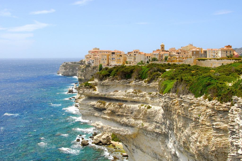 br/> Bonifacio (Pháp): Thị trấn cổ có lịch sử lâu đời và kiến trúc tuyệt đẹp này nằm ở Bonifacio, đảo Corsica, Pháp. Nơi đây được xây dựng bên một vách đá vôi cao 60 m, bên dưới là đại dương. Nước biển bào mòn khoét sâu vào bên trong trong nhiều năm khiến những tòa nhà trông có vẻ như sắp nhô ra khỏi vách đá. Ảnh: Weather Crave.