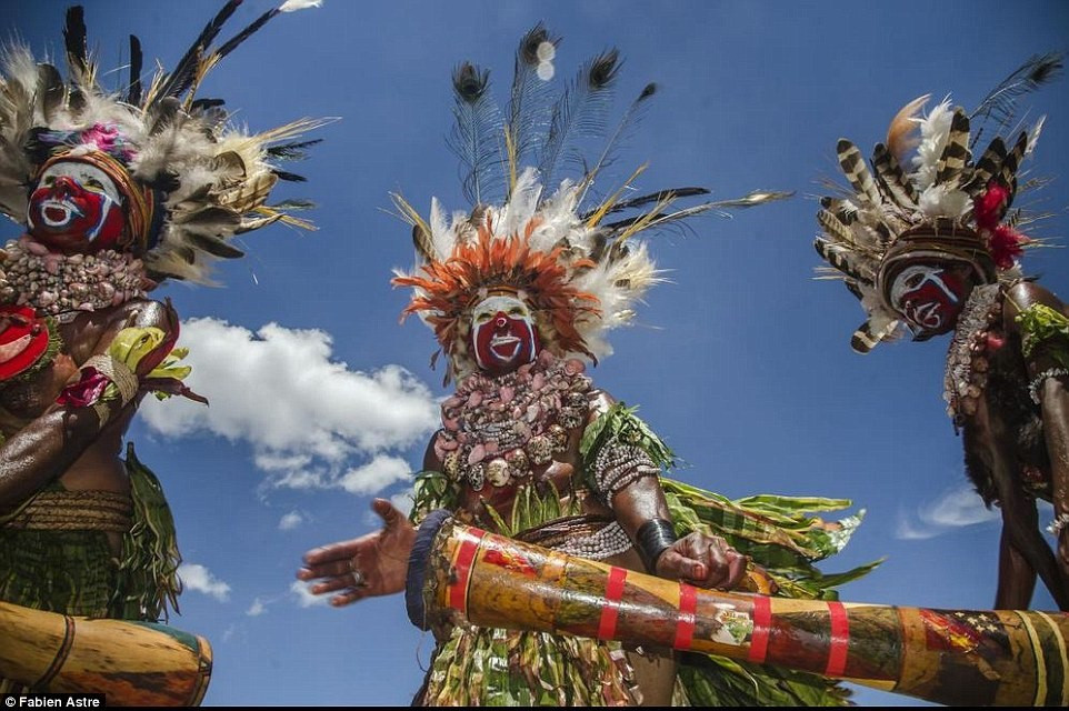 Đối với nhiều du khách từ khắp nơi trên thế giới, ca vũ là một phần quan trọng của lễ hội.