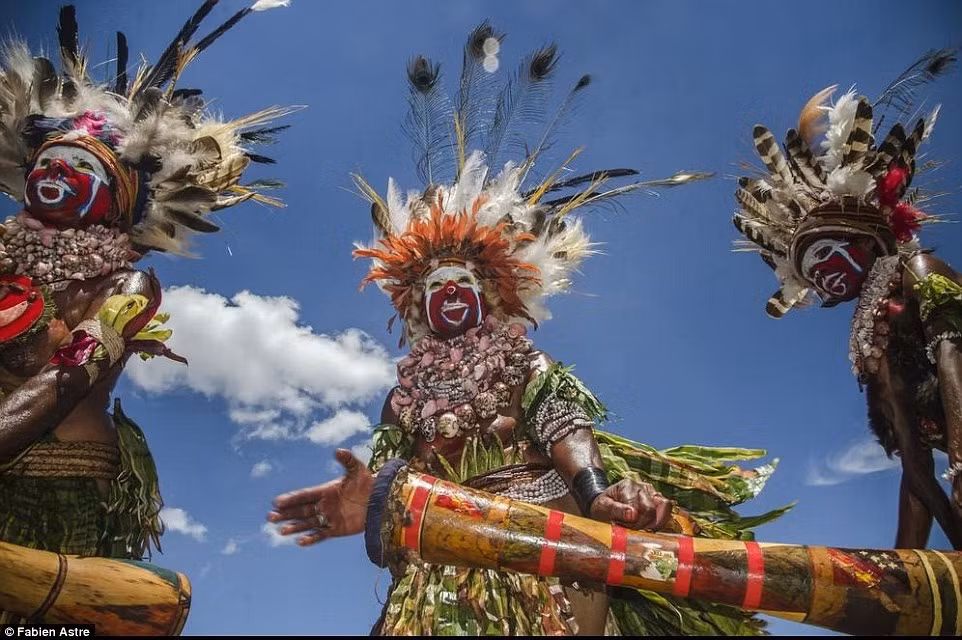 Đối với nhiều du khách từ khắp nơi trên thế giới, ca vũ là một phần quan trọng của lễ hội.