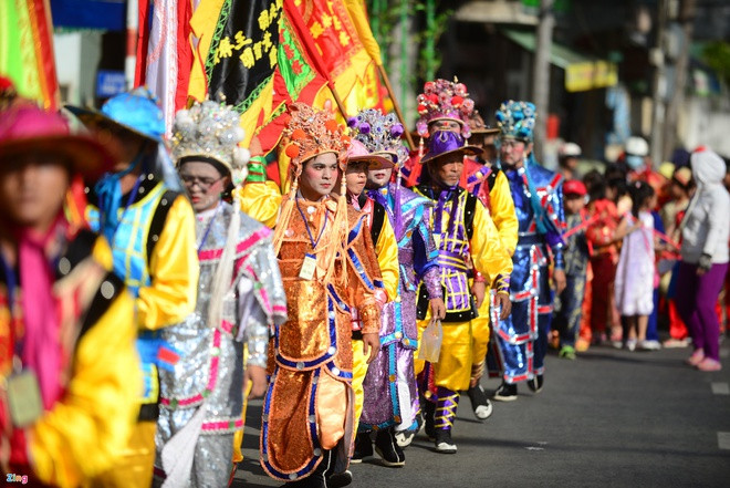 br/> Vào rằm tháng Giêng, nhiều người đổ về khu vực Chợ Lớn, quận 5, để tham gia lễ hội Tết Nguyên tiêu. Đoàn diễn viên hóa trang thành Thần tài, các vị tướng, tiên nữ, các ông Phúc, Lộc, Thọ, thầy trò Đường Tăng... diễu hành và tái hiện văn hóa của cộng đồng người Hoa. Lễ hội còn là dịp đón mừng đêm trăng tròn đầu tiên trong năm để mọi người cầu mong mưa thuận gió hòa. Ảnh: Tùng Tin.