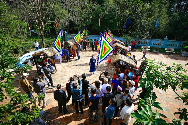 br/> Bài chòi là một trong những lễ hội đầu xuân phổ biến ở miền Trung. Người xưa có câu: “Đầu năm bói toán đâu xa/Bài chòi một hội biết là rủi may”. Do đó, trong không khí vui tươi rộn rã, người dân trong một làng sẽ cùng nhau tham gia đánh bài chòi để vui chơi, giải trí và cầu lộc đầu năm. Ảnh: Lê Huy Hoàng Hải.