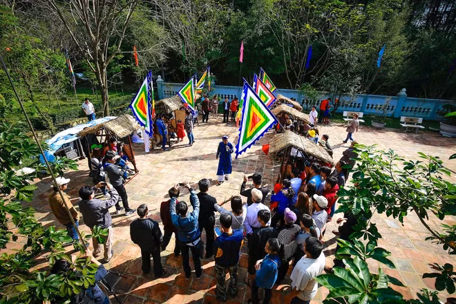 br/> Bài chòi là một trong những lễ hội đầu xuân phổ biến ở miền Trung. Người xưa có câu: “Đầu năm bói toán đâu xa/Bài chòi một hội biết là rủi may”. Do đó, trong không khí vui tươi rộn rã, người dân trong một làng sẽ cùng nhau tham gia đánh bài chòi để vui chơi, giải trí và cầu lộc đầu năm. Ảnh: Lê Huy Hoàng Hải.