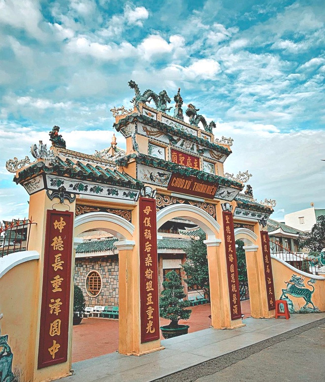 br/> Lễ hội miếu Bà Chúa Xứ là một trong những hoạt động lớn nhất ở miền Tây Nam Bộ. Ngày hội được tổ chức từ đêm 23/4 đến 27/4 Âm lịch tại miếu Bà Chúa Xứ, thuộc phường Núi Sam, Châu Đốc (An Giang). Đến với Hội Bà Chúa Xứ, du khách thập phương thường dâng hương cầu xin tài lộc và du ngoạn thắng cảnh núi Sam. Ảnh: Mademoiselle.phuong.