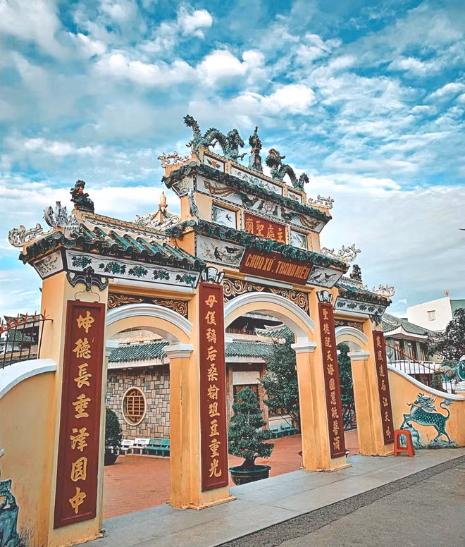 br/> Lễ hội miếu Bà Chúa Xứ là một trong những hoạt động lớn nhất ở miền Tây Nam Bộ. Ngày hội được tổ chức từ đêm 23/4 đến 27/4 Âm lịch tại miếu Bà Chúa Xứ, thuộc phường Núi Sam, Châu Đốc (An Giang). Đến với Hội Bà Chúa Xứ, du khách thập phương thường dâng hương cầu xin tài lộc và du ngoạn thắng cảnh núi Sam. Ảnh: Mademoiselle.phuong.