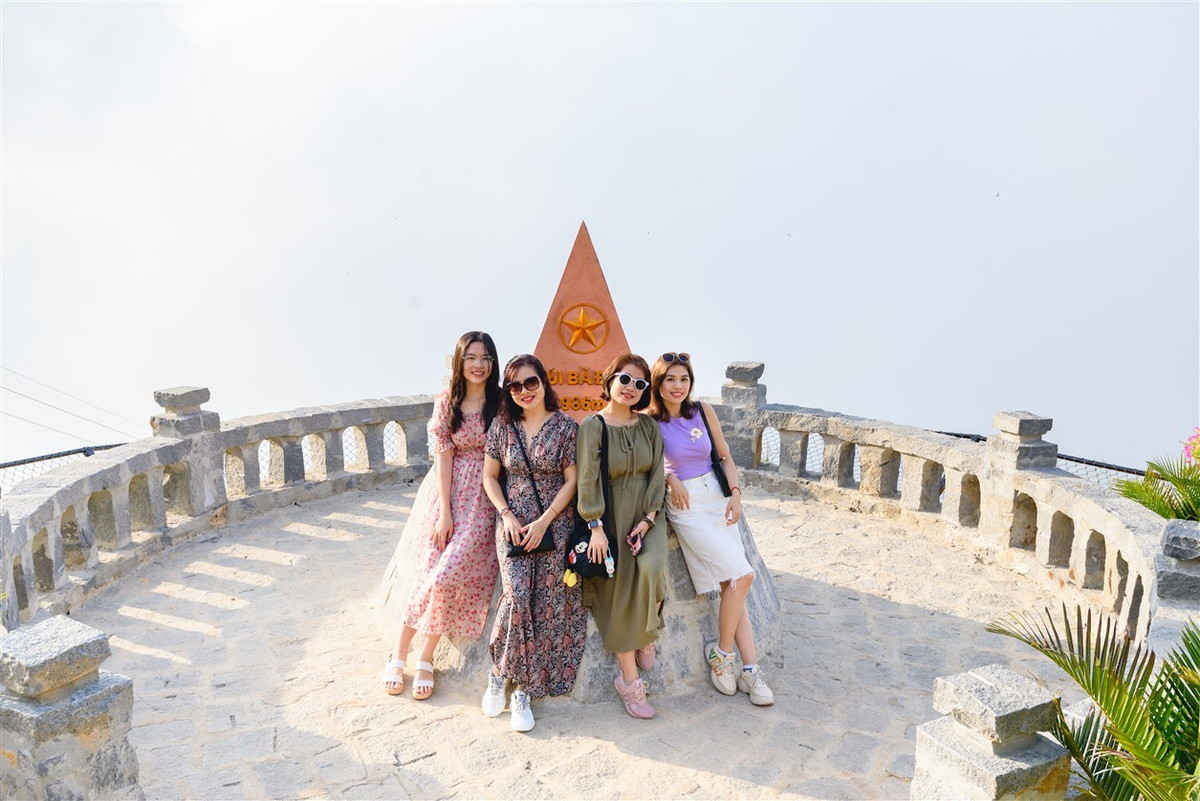 Trước khi di chuyển xuống chân núi để đi cáp treo từ ga chùa Hang lên chùa Bà bái Linh Sơn Thánh Mẫu, du khách đừng quên “đánh dấu” chuyến xuất hành ngày đầu năm bên chóp tháp 986 m - biểu tượng của chinh phục và sự tự tin, mang ý nghĩa khởi đầu năm mới tràn đầy năng lượng và hanh thông.