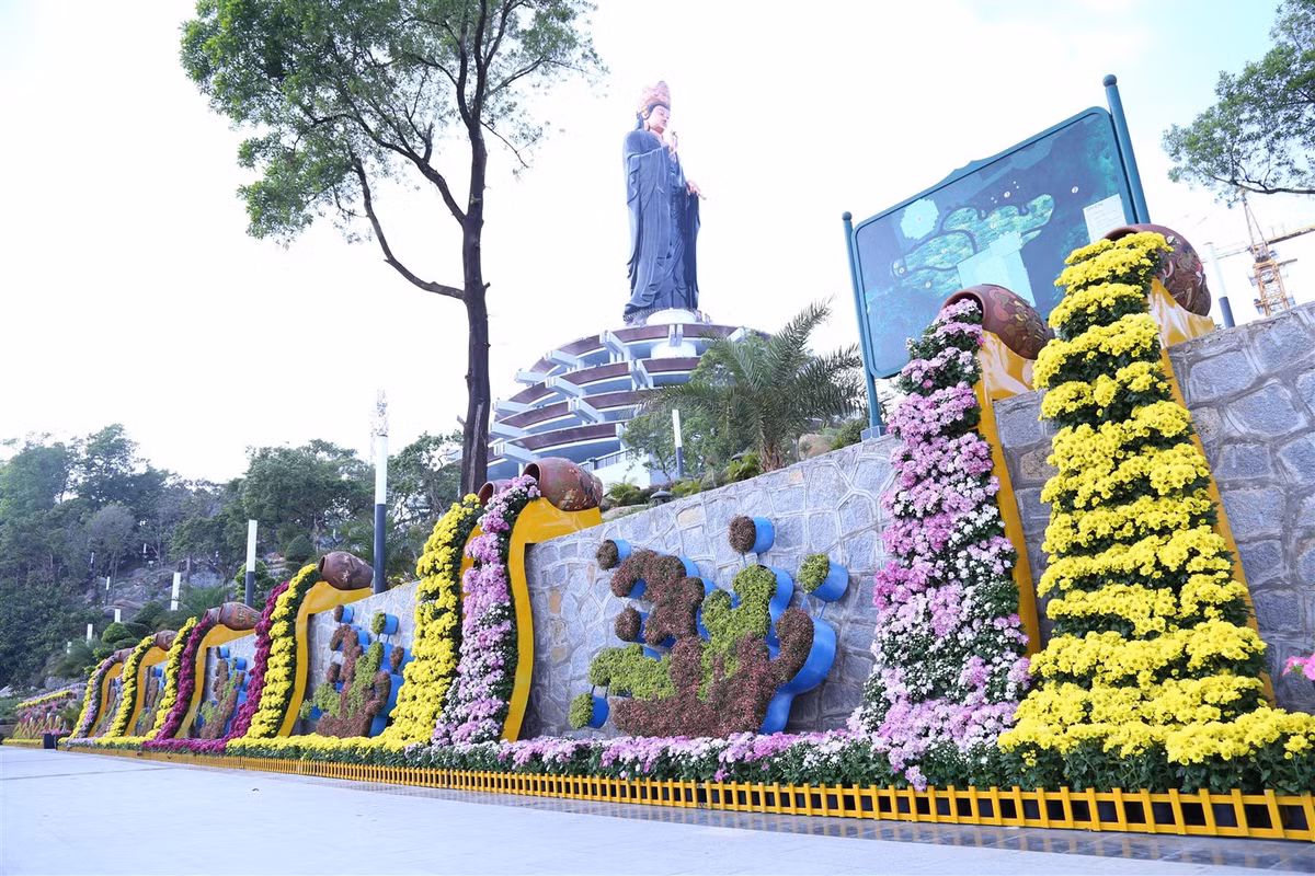 Phật Bà Tây Bổ Đà Sơn đứng uy nghiêm trên đài sen bằng đồng, mô phỏng cánh sen tượng Phật thời Lê, tượng trưng cho sự thuần khiết và lời nguyện cầu mưa thuận gió hòa. Đây cũng là nơi người dân và du khách tìm về như điểm tựa tinh thần để cầu bình an, sung túc cho năm mới.