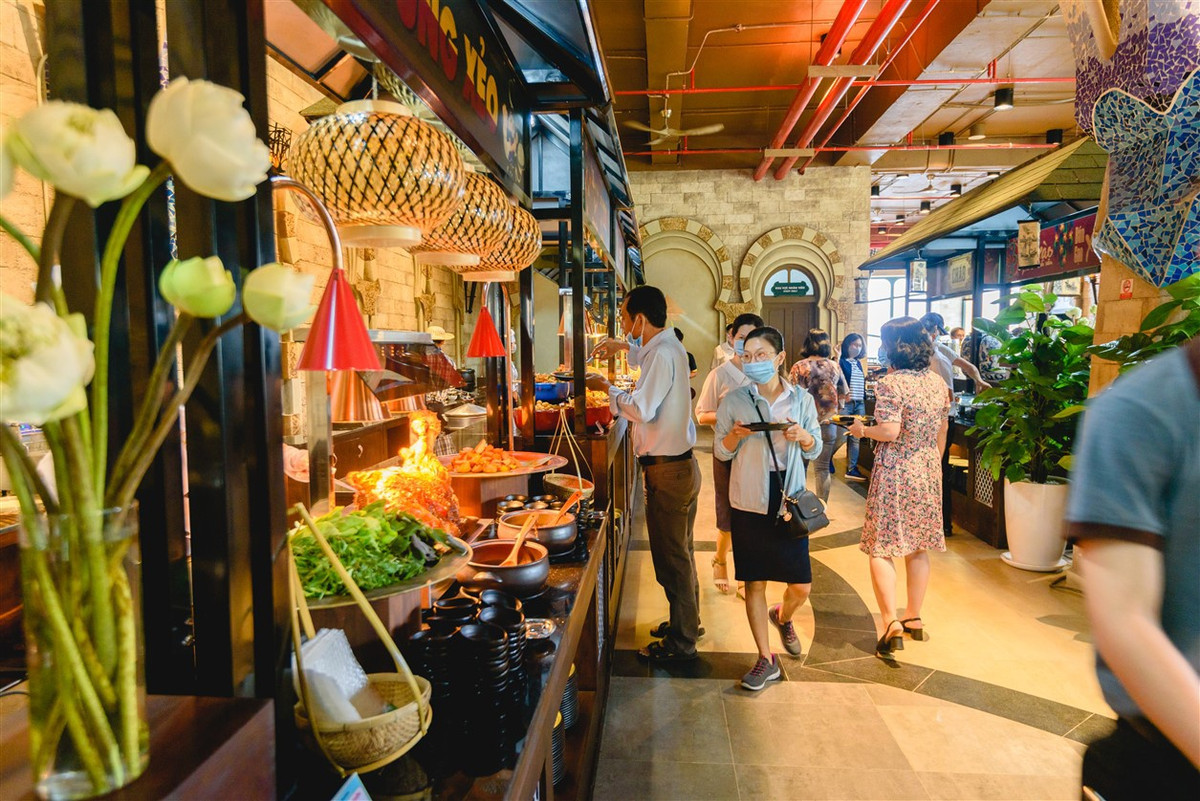 Bên cạnh đó, thực đơn nhà hàng mang đến hàng chục món thuần chay từ salad, bánh mì, chè, trái cây đến nhiều món ăn chính; các điểm bán cơm, hủ tiếu, bánh canh chay nhằm phục vụ riêng thực khách.